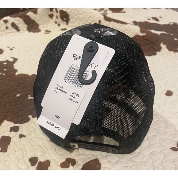 Black & White Adjustable hat with Floral and stripes - Picture 2 of 2